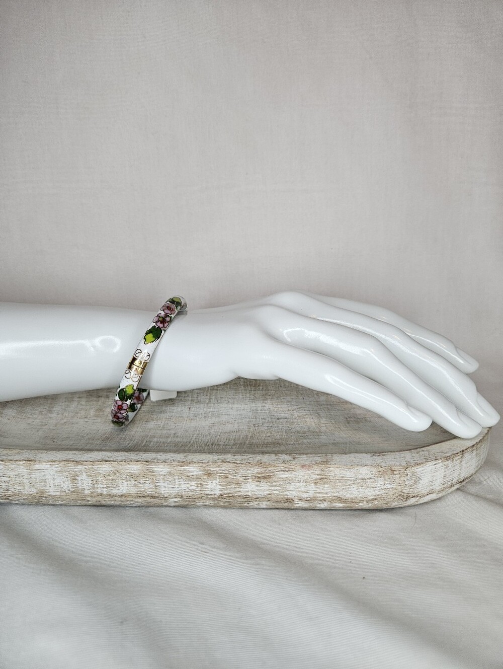 Vintage White Cloisonne Enamel Floral Bangle Bracelet Hinged Gold Clamper - Picture 2 of 12